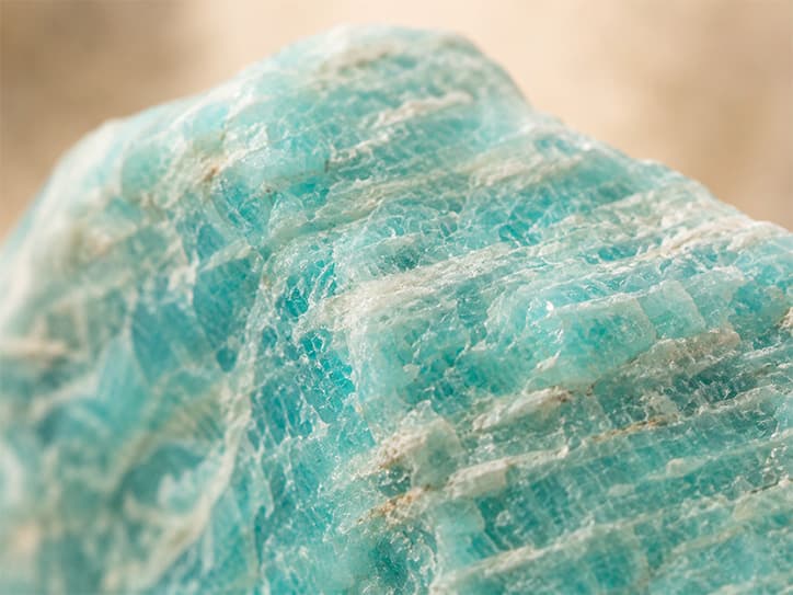 Detailfoto van amazoniet met lichte lijnen en blauwgroene structuur