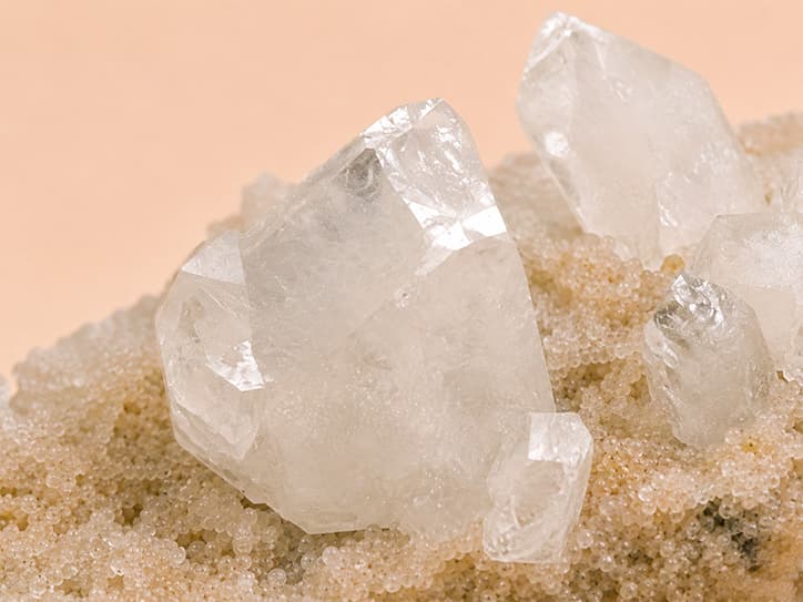Detailfoto van een helder apofyllietkristal met strakke, glanzende vlakken
