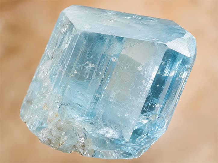 Detailfoto van aquamarijn met heldere blauwgroene structuur