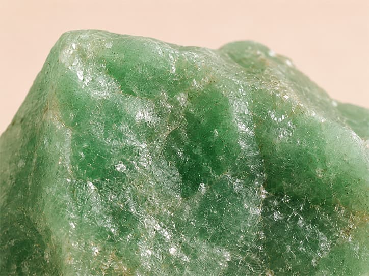 Detailfoto van aventurijn met groene structuur