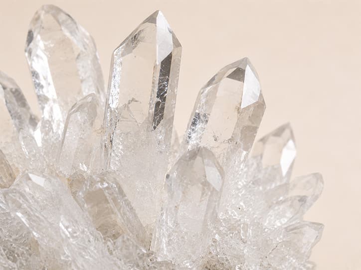 Detailfoto van bergkristal met glasachtige structuur