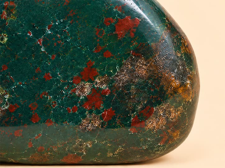 Detailfoto van bloedsteen met rode vlekjes op groen