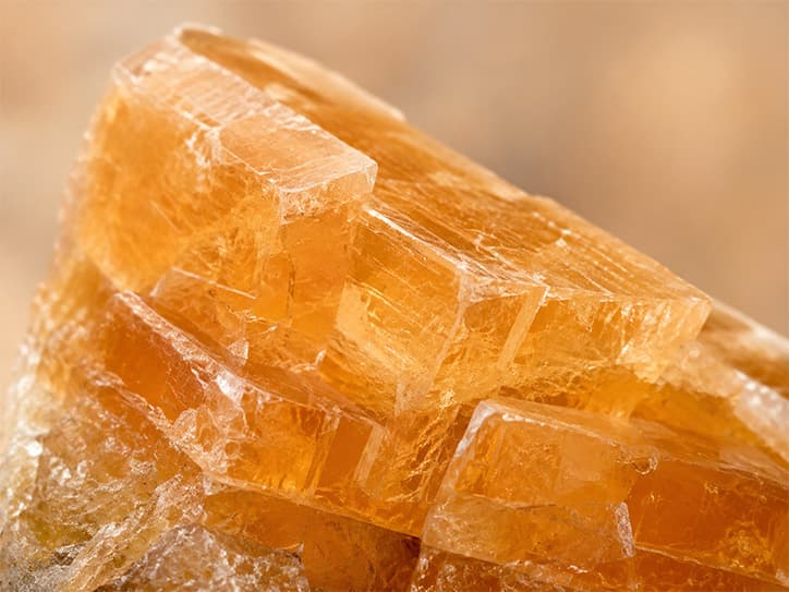 Detailfoto van calciet met glanzende vlakken