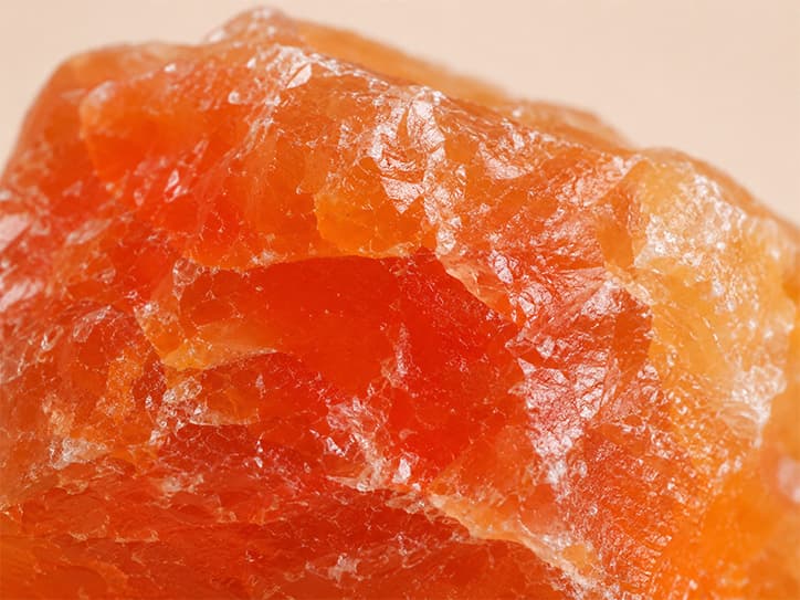 Detailfoto van carneool met oranje kleurbanen