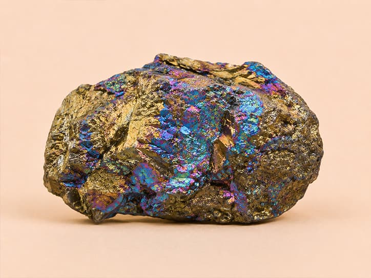 Voorbeeldfoto van chalcopyriet met blauwe, paarse en gouden metaalglans
