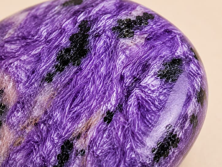 Detailfoto van charoiet met paarse vezelstructuur