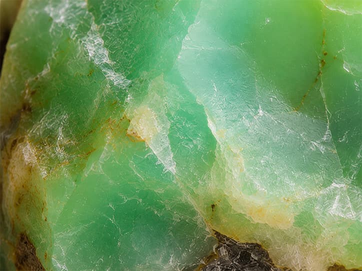 Detailfoto van chrysopraas met frisse groene glans