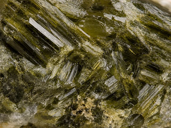 Detailfoto van epidoot met naaldvormige groene kristallen