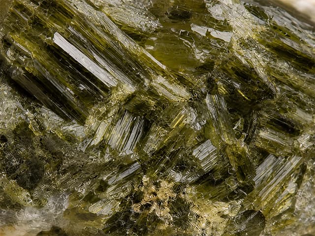 Detailfoto van epidoot met naaldvormige groene kristallen
