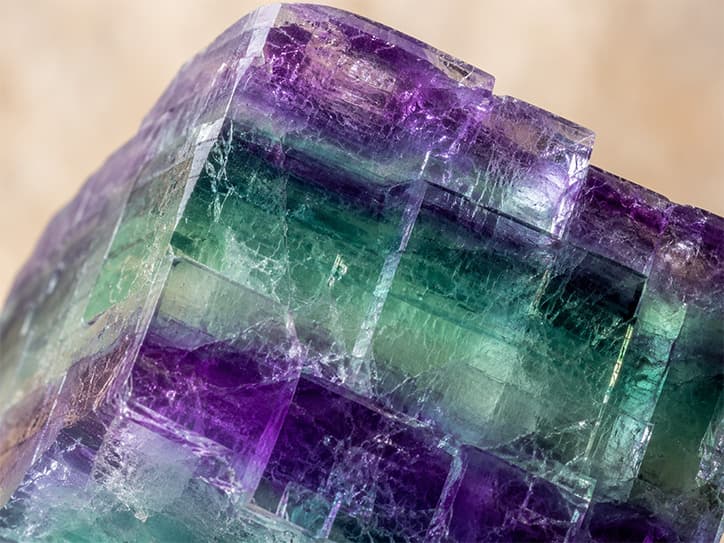 Detailfoto van fluoriet met kleurbanen en glans