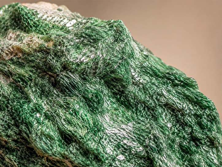 Detailfoto van fuchsiet met schilferige groene kristallen