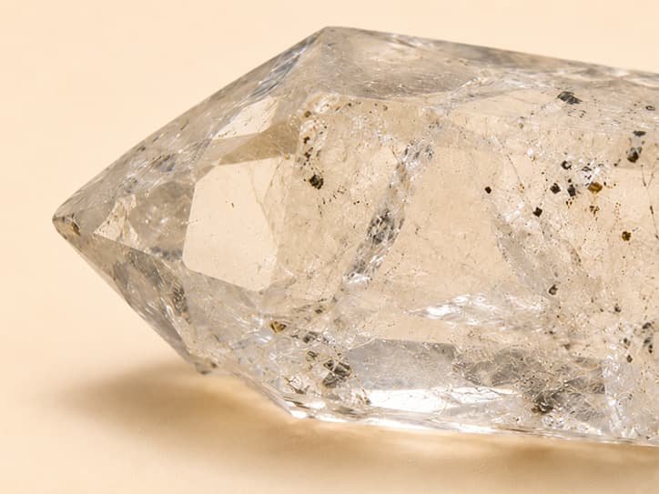 Detailfoto van heldere herkimerkwarts met insluitsels