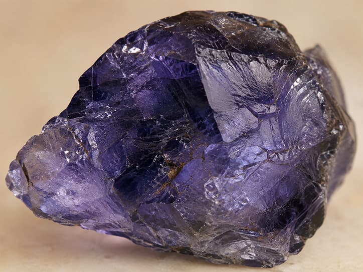 Detailfoto van ioliet met wisselende blauwe en paarse tinten