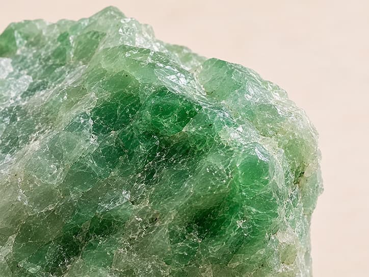 Detailfoto van jadeiet met groene structuur