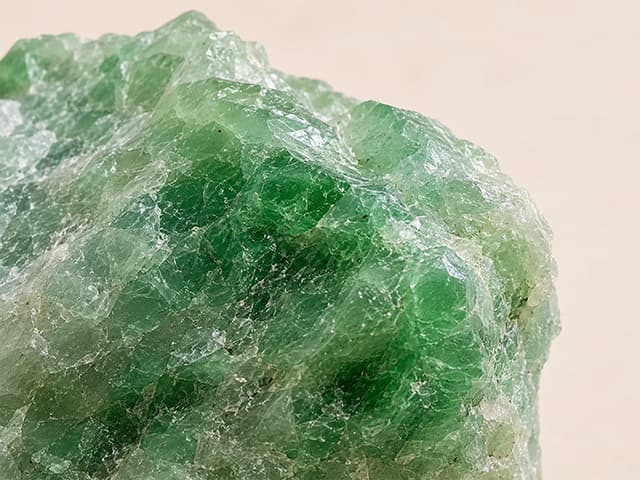 Detailfoto van jadeiet met groene structuur