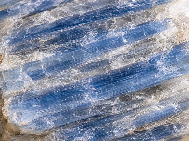 Detailfoto van kyaniet met platte kristalstructuur