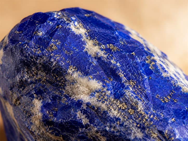 Detailfoto van Lapis Lazuli met blauwe kleur en lichte spikkels