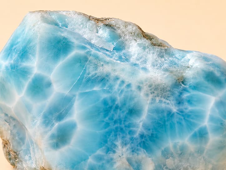 Detailfoto van larimar met wolkachtige blauwe patronen