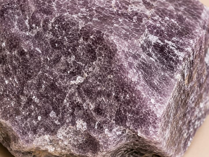 Detailfoto van lepidoliet met schilferige structuur
