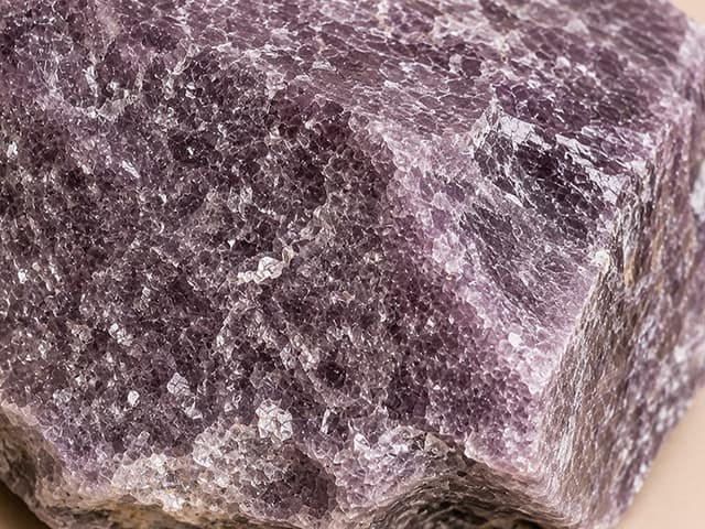 Detailfoto van lepidoliet met schilferige structuur