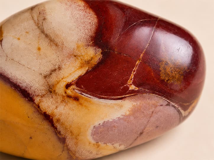Detailfoto van mookaiet met aardse kleurbanen