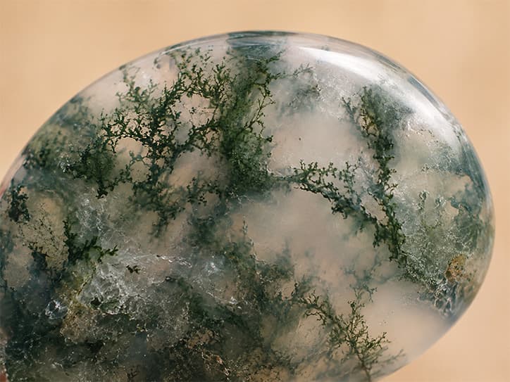 Detailfoto van mosagaat met groene insluitingen