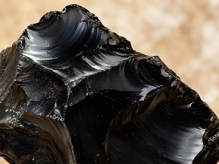 Detailfoto van obsidiaan met donkere glanzende structuur