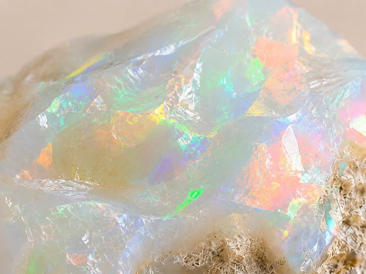 Detailfoto van opaal met opalescente kleuren