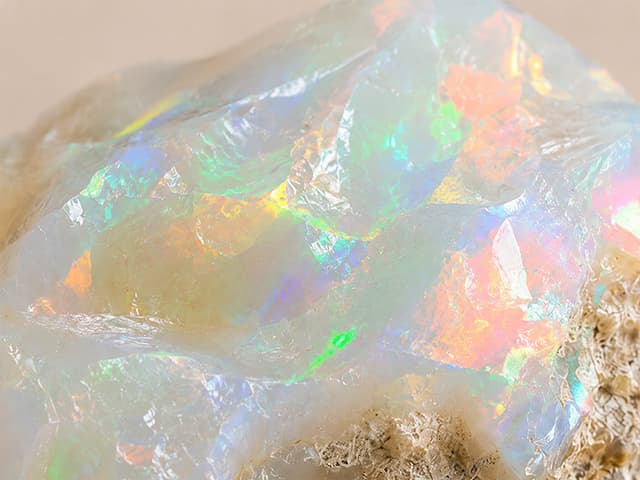 Detailfoto van opaal met opalescente kleuren