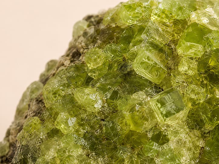 Detailfoto van peridoot met groene glans