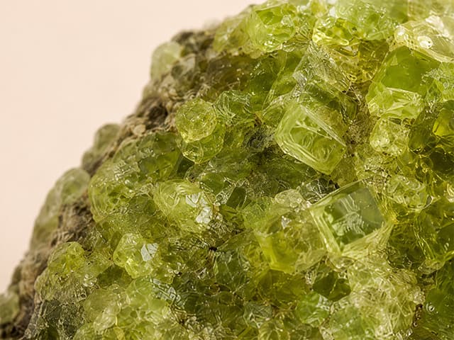 Detailfoto van peridoot met groene glans