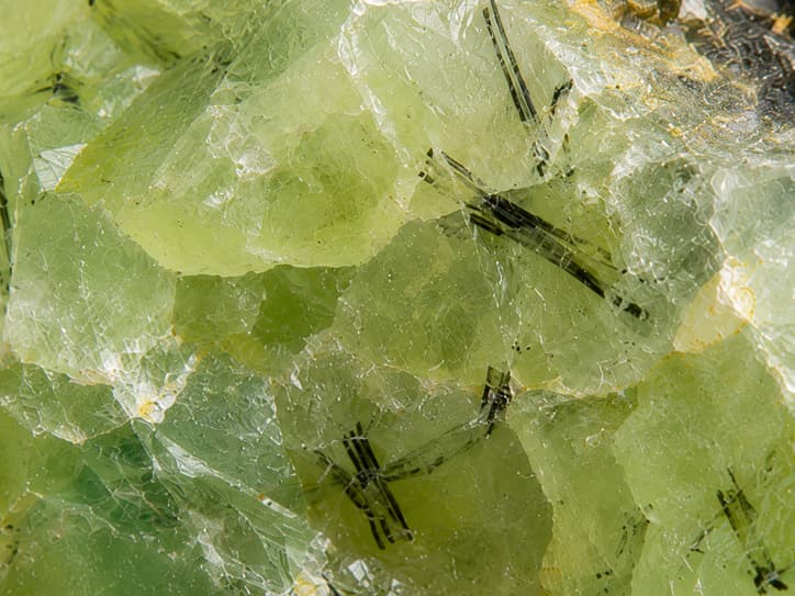 Detailfoto van prehniet met groene bolletjes en kristallen