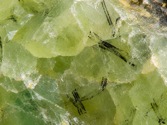 Detailfoto van prehniet met groene bolletjes en kristallen