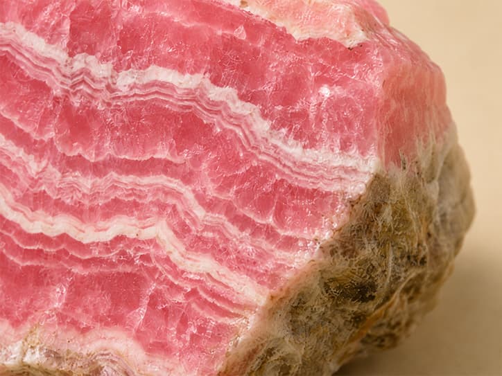 Detailfoto van rhodochrosiet met lichte en donkerroze lagen