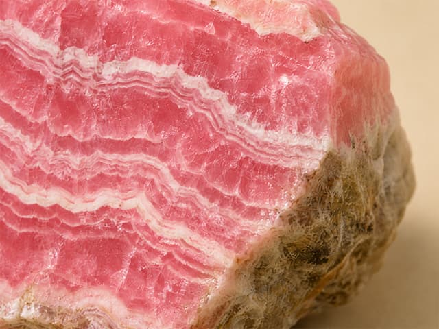 Detailfoto van rhodochrosiet met lichte en donkerroze lagen