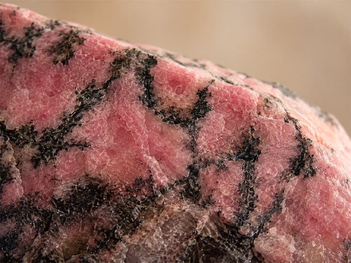 Detailfoto van rhodoniet met roze en zwarte tekening