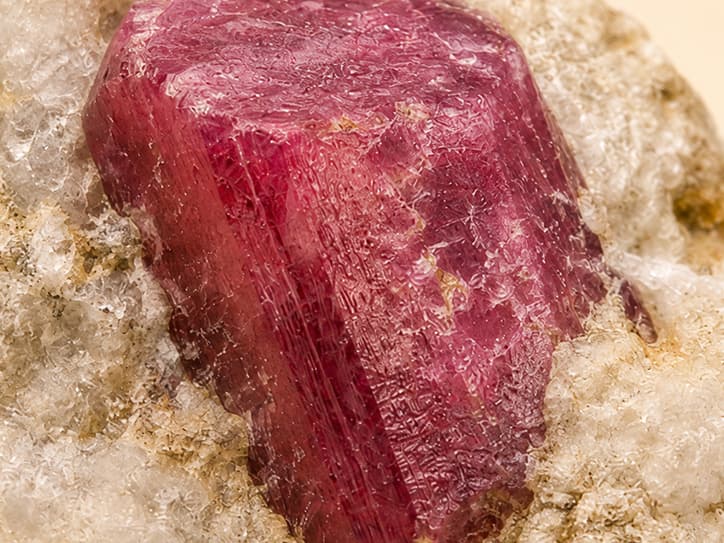 Detailfoto van robijn met rode kristalglans