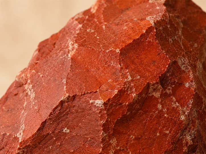 Detailfoto van Rode Jaspis met aardse structuur