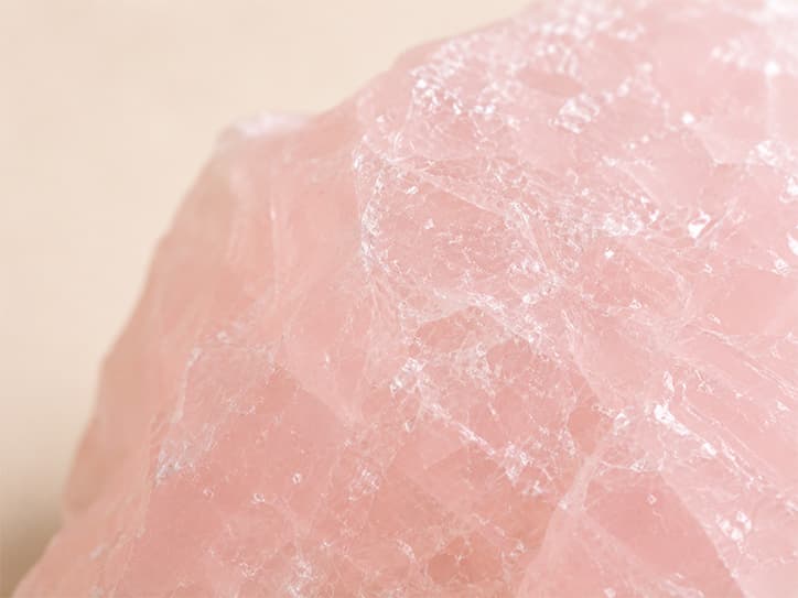Detailfoto van rozenkwarts met lichte roze structuur