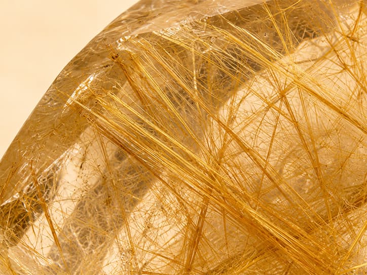 Detailfoto van rutielnaalden in heldere kwarts