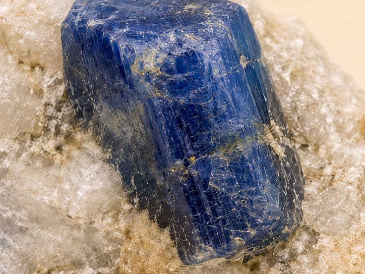 Detailfoto van saffier met blauwe kristalglans
