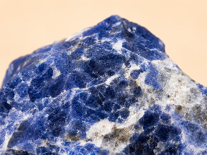 Detailfoto van sodaliet met blauwe kleur en witte lijnen