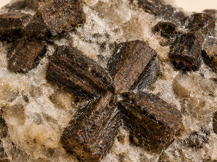 Detailfoto van stauroliet kruis in moedergesteente