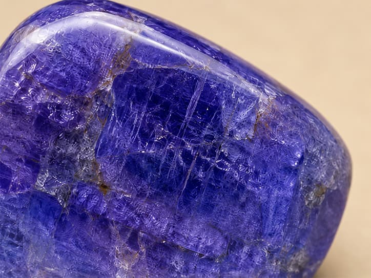 Detailfoto van tanzaniet met wisselende blauwe en paarse tinten