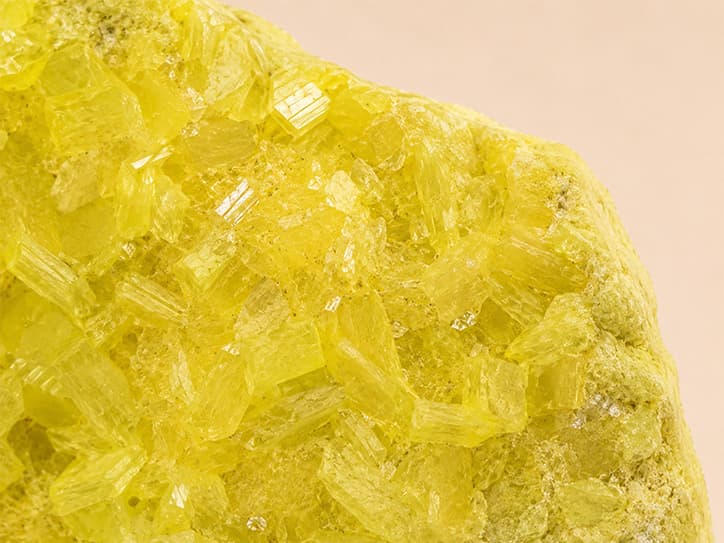 Detailfoto van zwavel met glinsterende gele kristalvlakjes