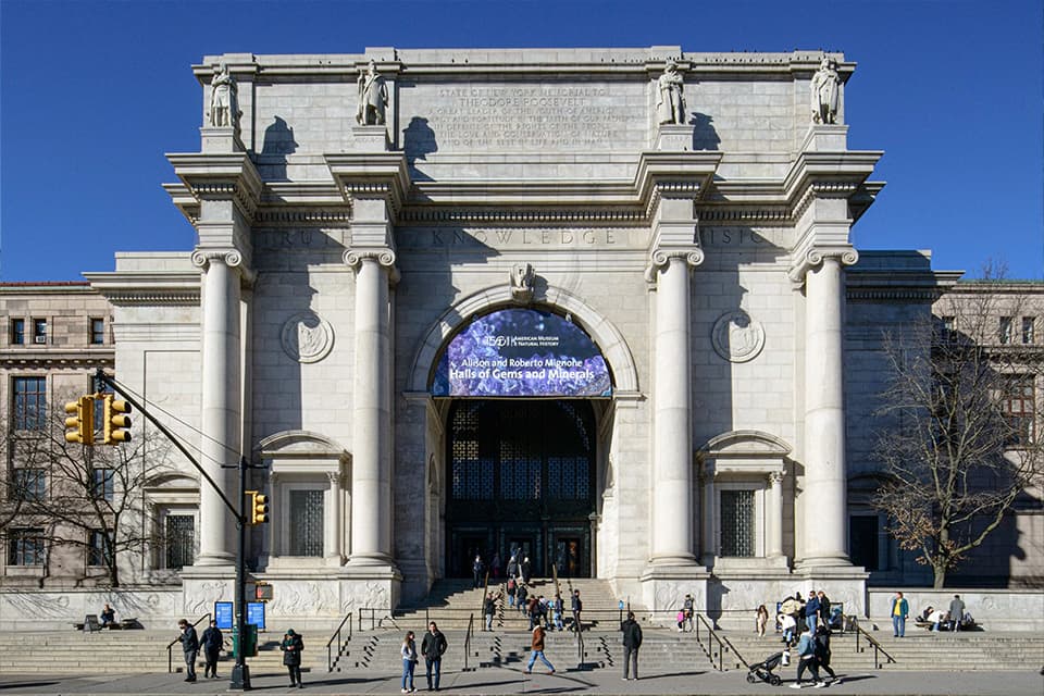 Ingang van het American Museum of Natural History in New York met banner over de Halls of Gems and Minerals