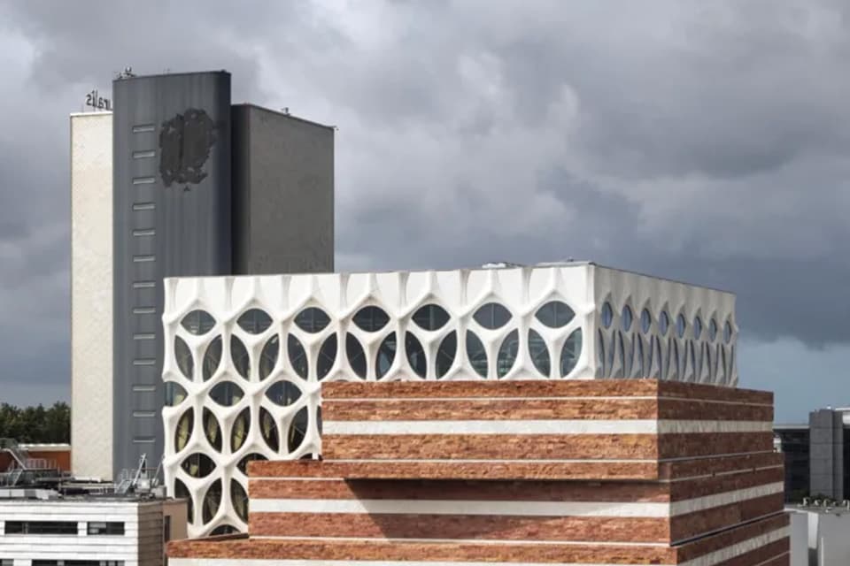 Moderne gevel van Naturalis Biodiversity Center in Leiden met witte rastergevel