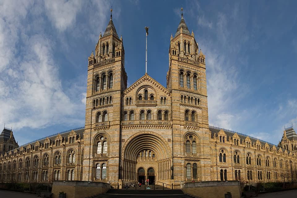 Terracotta gevel van het Natural History Museum in Londen met centrale boog en torens