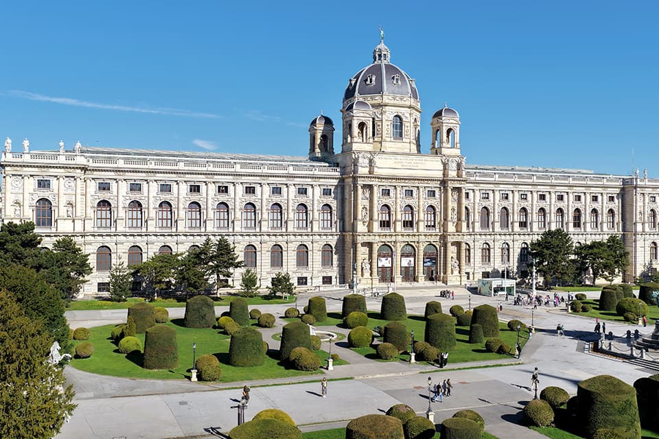 Paleisachtige gevel van het Naturhistorisches Museum in Wenen met koepel en plein