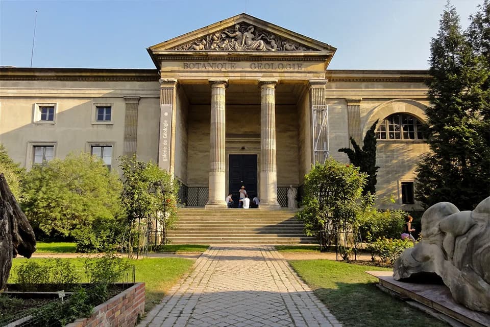 Neoclassicistische gevel van de Galerie de Minéralogie et de Géologie in Parijs